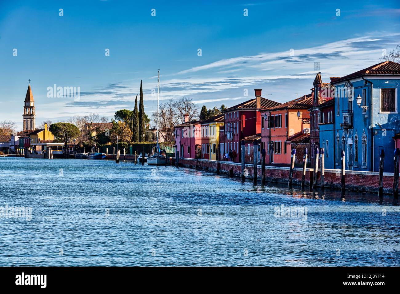 Vue sur le clocher de San Michele Arcangelo et les maisons colorées de Mazzorbo, Venise Banque D'Images Vue sur le clocher de San Michele Arcangelo et les maisons colorées de Mazzorbo, Venise Banque D'Images