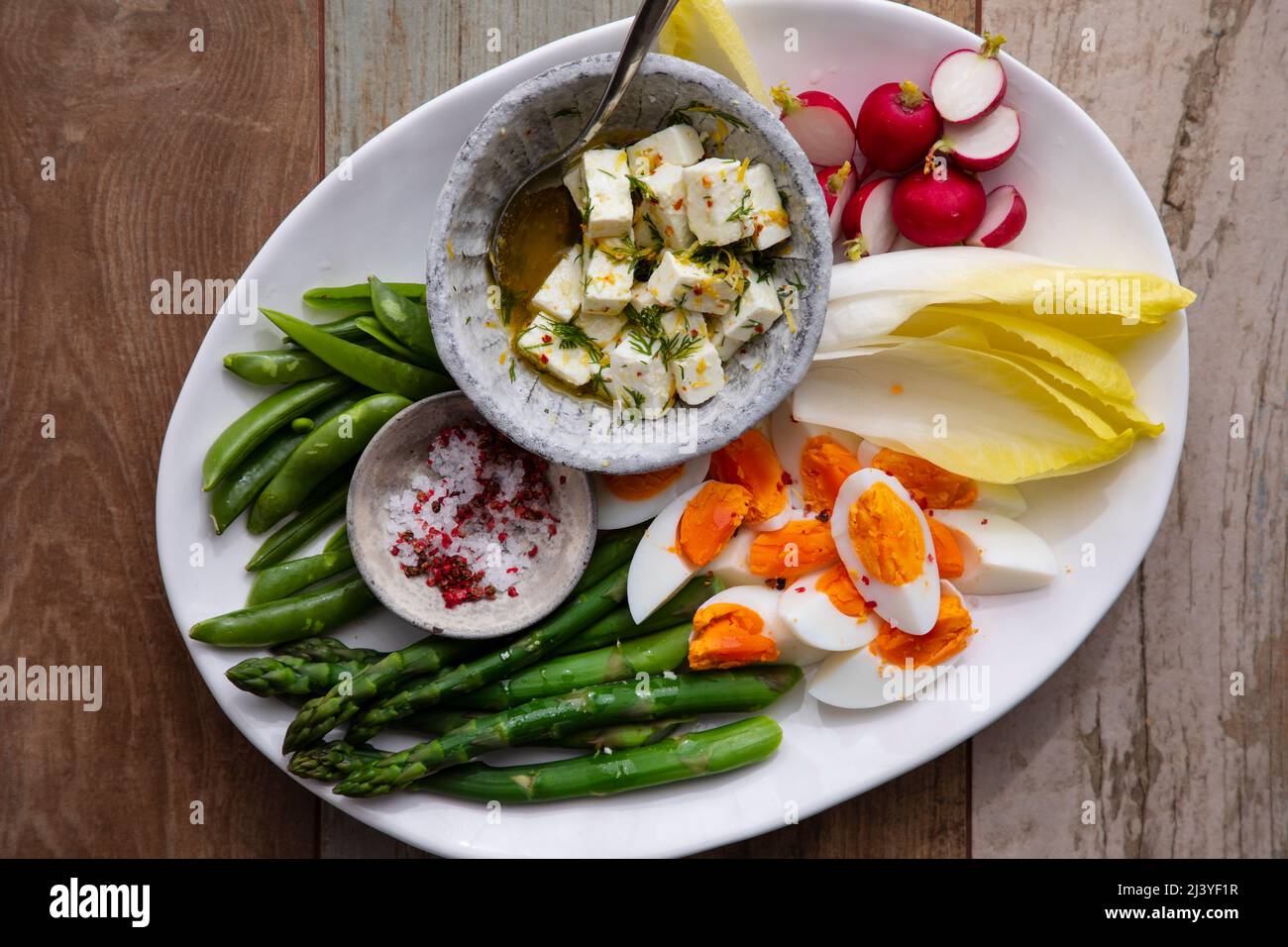 Plat de Pâques avec œufs, asperges, légumes croquants et feta Banque D'Images