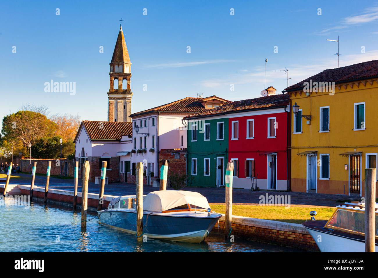 Vue sur le clocher de San Michele Arcangelo et les maisons colorées de Mazzorbo, Venise Banque D'Images Vue sur le clocher de San Michele Arcangelo et les maisons colorées de Mazzorbo, Venise Banque D'Images