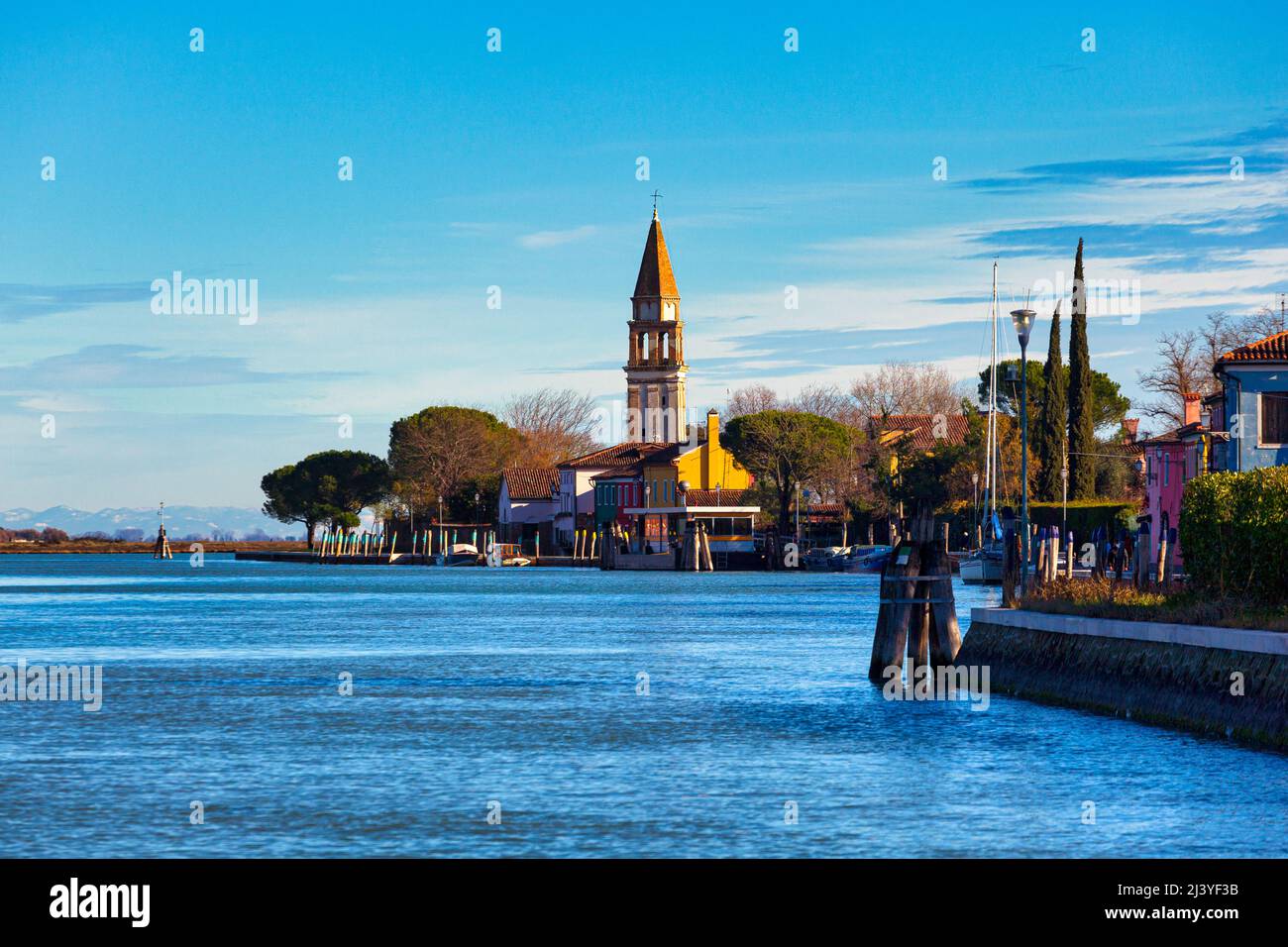 Vue sur le clocher de San Michele Arcangelo et les maisons colorées de Mazzorbo, Venise Banque D'Images Vue sur le clocher de San Michele Arcangelo et les maisons colorées de Mazzorbo, Venise Banque D'Images