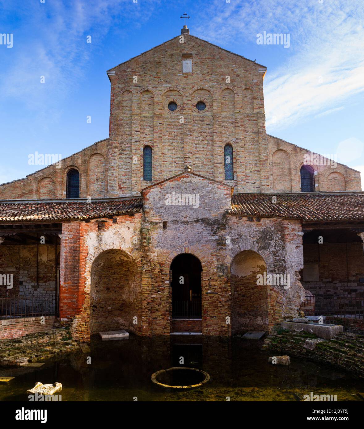 Façade de l'église de Santa Maria Assunta ou basilique de Santa Maria Assunta, Torcello, Venise. Italie Banque D'Images