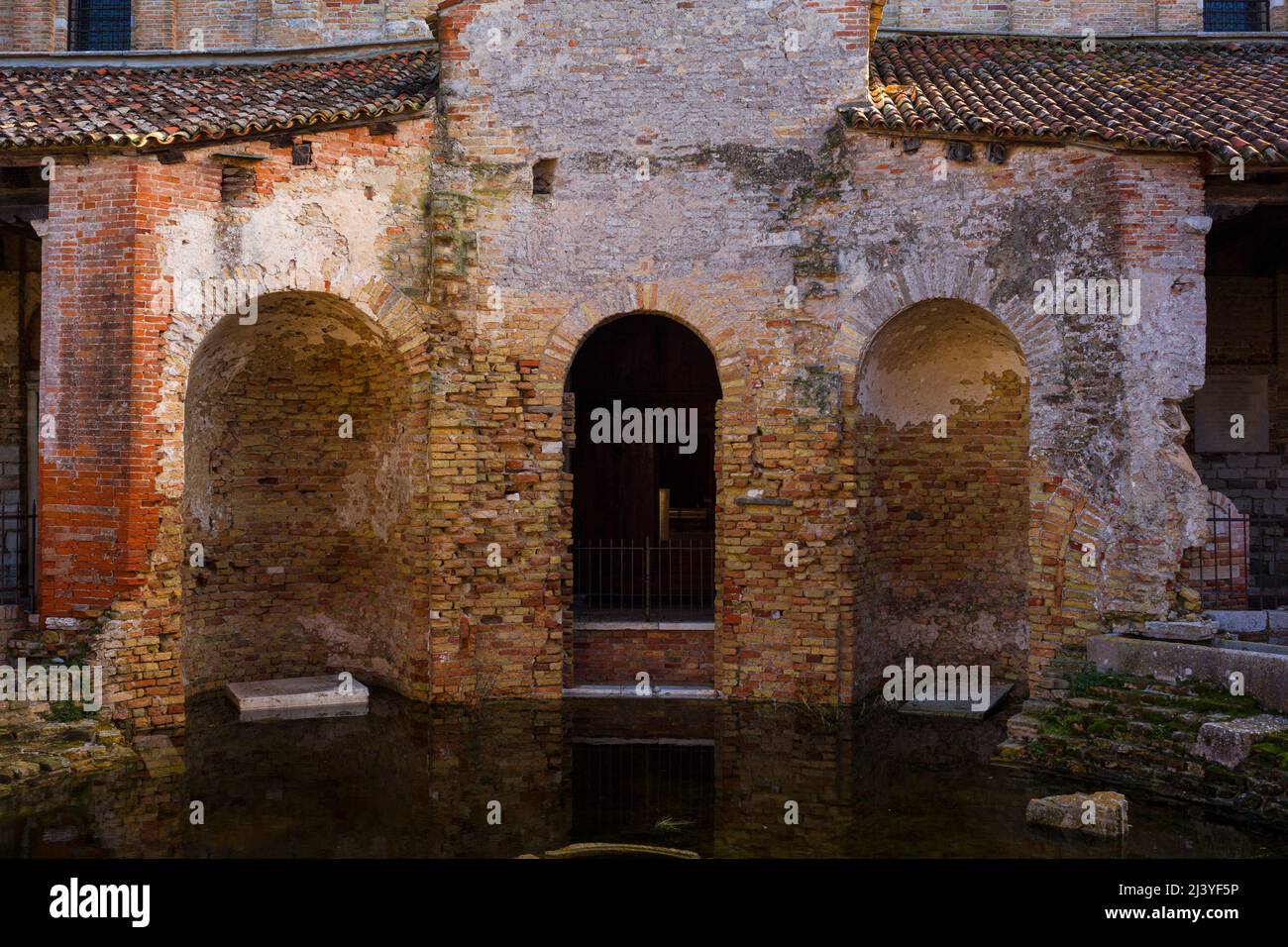 Arches de l'église Santa Fosca à Torcello, Italie Banque D'Images