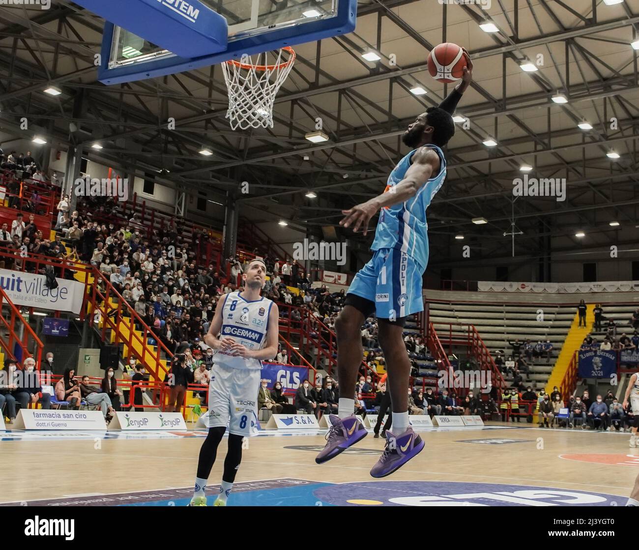 Naples, Vampania, Italie. 9th avril 2022. Trop d'erreurs sur les jetés libres, évier Gevi Napoli basket qui perd avec Germani Brescia pour 68-70.Un pourcentage très faible de jetés gratuits condamne Gevi Napoli basket à la défaite contre une Brescia Germani qui a joué son jeu. En outre, dans la finale 18 secondes à partir de la fin, sur le score de 68-69 McDuffie a le tir de victoire qui, cependant, est imprimé sur le fer, Marini le prend en arrière et monte au panier, mais souffre d'une faute évidente, non détecté par les arbitres et ne réalise pas le panier et malgré les demandes insistantes de la magistrature et de Banque D'Images