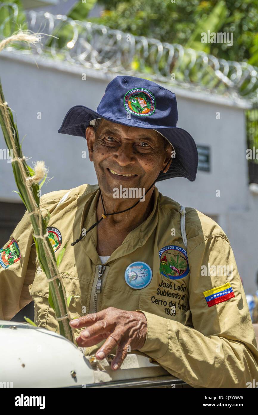 Caracas, Miranda, Venezuela. 9th avril 2022. Les palmeros de Chacao reviennent à leur palmeraie traditionnelle, après 2 ans de non-tenue en raison de la pandémie Covid-19.les Palmeros de Chacao sont des héritiers d'une tradition remontant à environ 1770, quand le curé de paroisse JosÅ½ Antonio Mohedano, Face à la réapparition de la peste de la fièvre jaune qui ravageait la vallée de Caracas, a voulu demander la clémence de Dieu avec une promesse et envoyé aux peons des haciendas près de la montagne (aujourd'hui Parc national El Avila), chercher la paume royale pour abaisser ses feuilles, évoquant la bible Banque D'Images