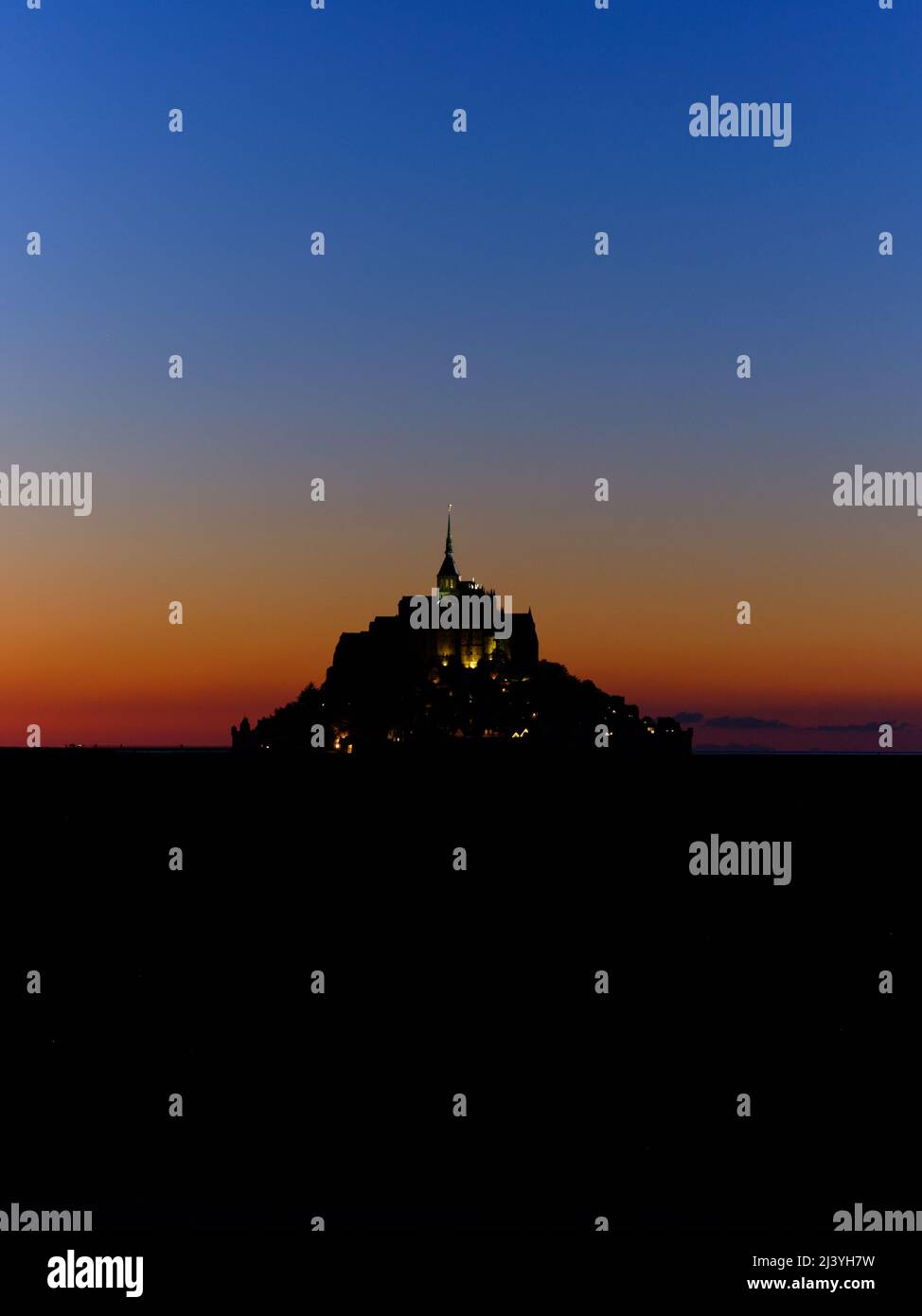 Nuit bleu heure coucher de soleil sur le Mont Saint Michel, Normandie, France Banque D'Images