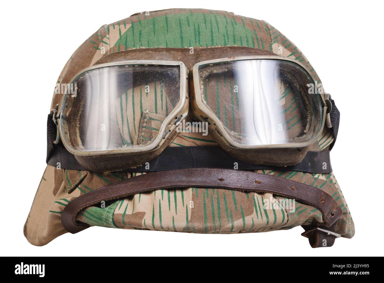 Casque allemand de l'armée nazie avec lunettes de protection et  cache-camouflage, type Splinter, casque M35, M40, M42. Isolé sur fond blanc  Photo Stock - Alamy