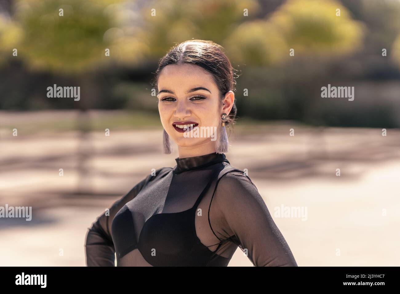 portrait d'une jeune danseuse de flamenco souriante avec un piercing du nez Banque D'Images