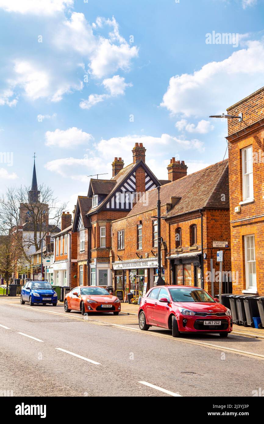 Restaurants et boutiques le long de Whitehorse Street dans la ville historique de Baldock, Hertfordshire, Royaume-Uni Banque D'Images