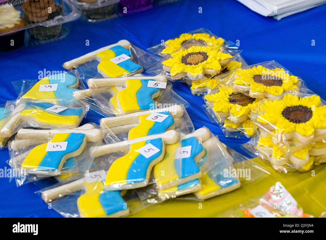 Bonbons confits en forme de drapeau ukrainien et de tournesols. À vendre à un collecteur de fonds ou à la vente de gâteaux, pour l'aide et le soulagement de l'Ukraine Banque D'Images