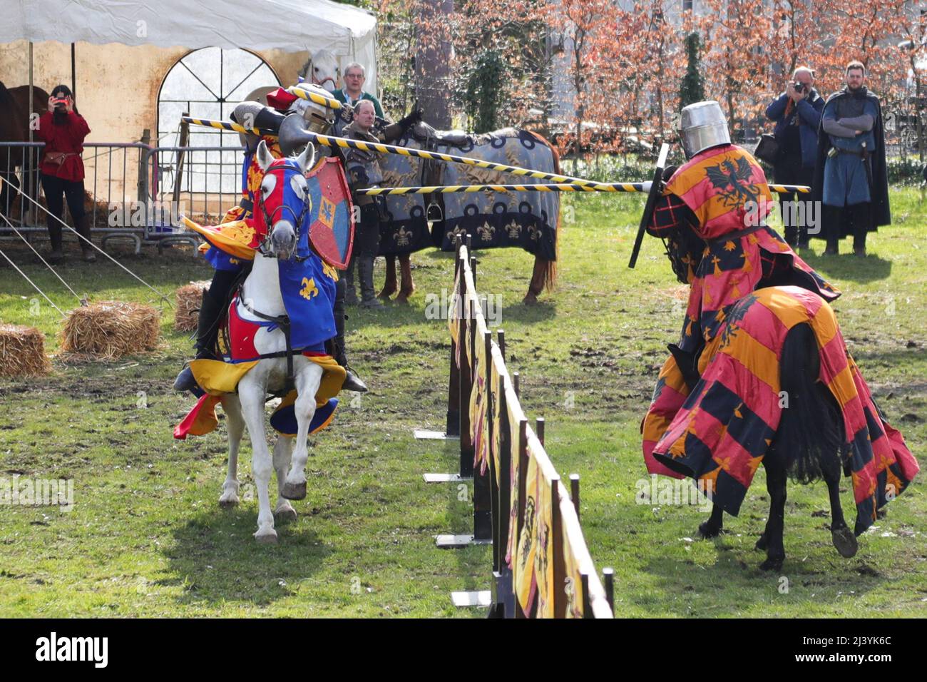 Ouffet, Belgique. 10th avril 2022. Des cavaliers en costumes se sont  performances lors du festival médiéval d'Ouffet en 20th à Ouffet, province  de Liège, Belgique, le 10 avril 2022. Mettant en valeur
