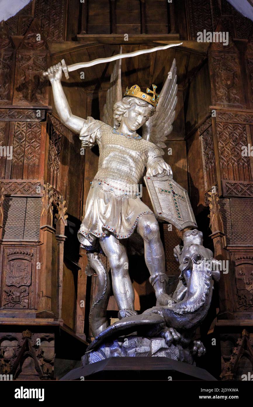 Statue de la statue de Saint-Michel qui claque le dragon à l'église Saint-Pierre du Mont-Saint-Michel (Mont Saint-Michel) en Normandie, en France Banque D'Images