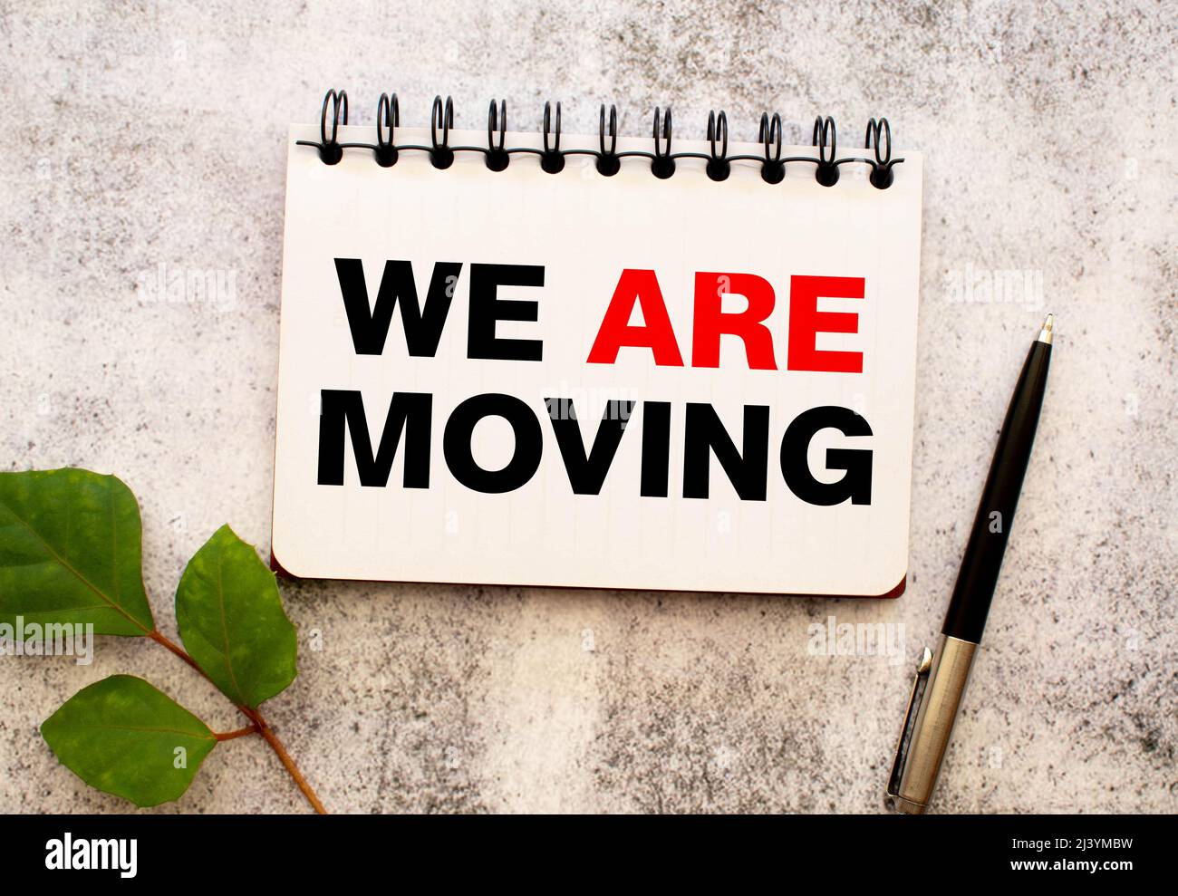 L'inspiration conceptuelle de l'écriture manuelle de légende de texte montre que nous avons déménagé. Le concept commercial de l'entreprise change de place écrit sur le papier adhésif sur le papier Banque D'Images
