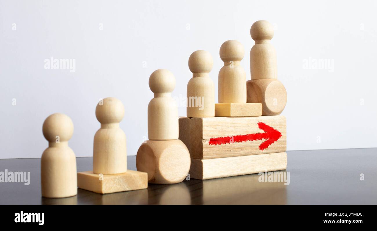 Découpes Silhouette d'un homme à monter des marches de bois avec des dominos plus ancien en bois rugueux la surface de la table. Banque D'Images