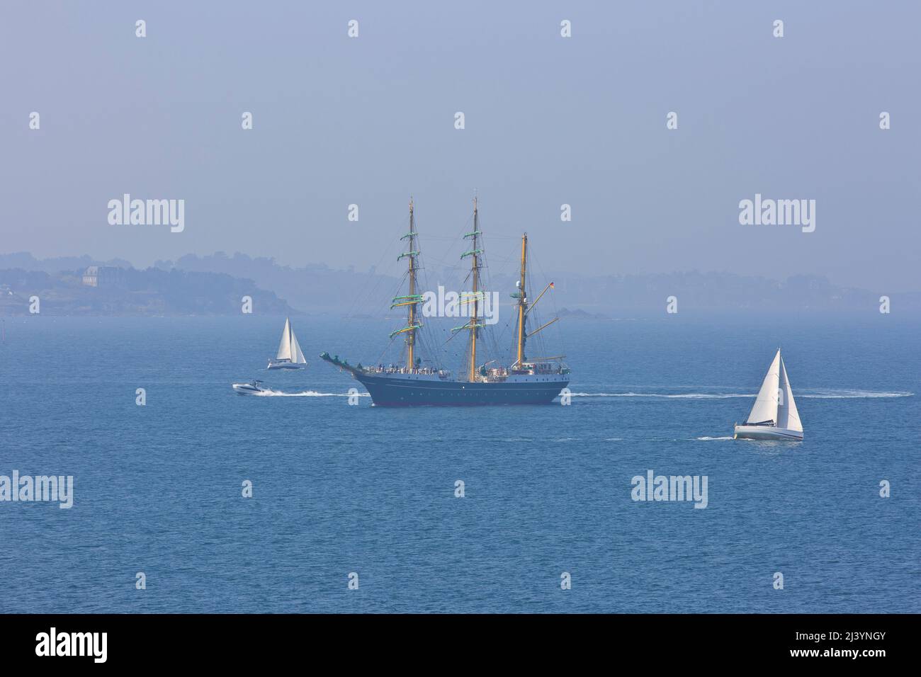 La barque allemande à trois mâts Alexander von Humboldt II à Saint-Malo en Bretagne, France Banque D'Images