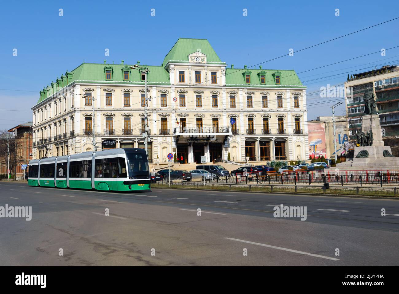 Grand Hotel Traian à la place Unirii à Iasi, Roumanie. Traian Hôtel situé à Union Square / Piata Unirii à Iași. Tramway Pesa Swing 122Na. Banque D'Images