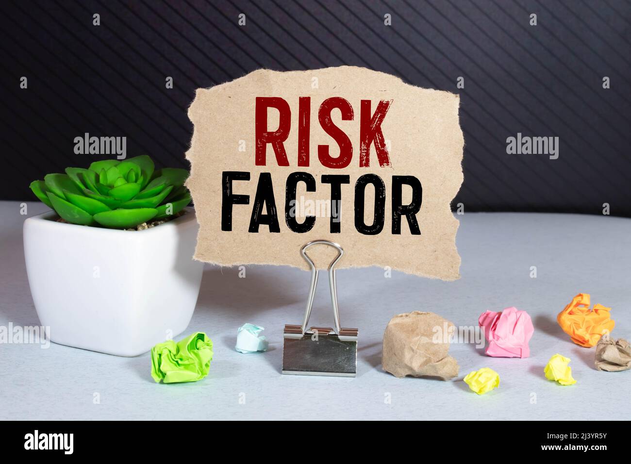 Facteur de risque manuscrit sur note papier avec stéthoscope sur table en bois Banque D'Images