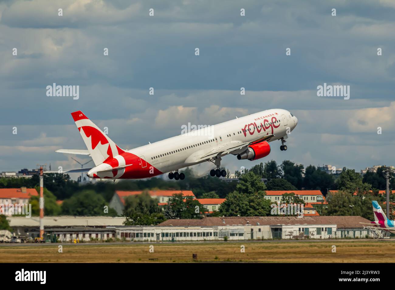 Berlin, Allemagne - le 01 juillet 2018 : Boeing 767-3Q8 d'Air Canada Rouge en vol à l'aéroport de Tegel Banque D'Images