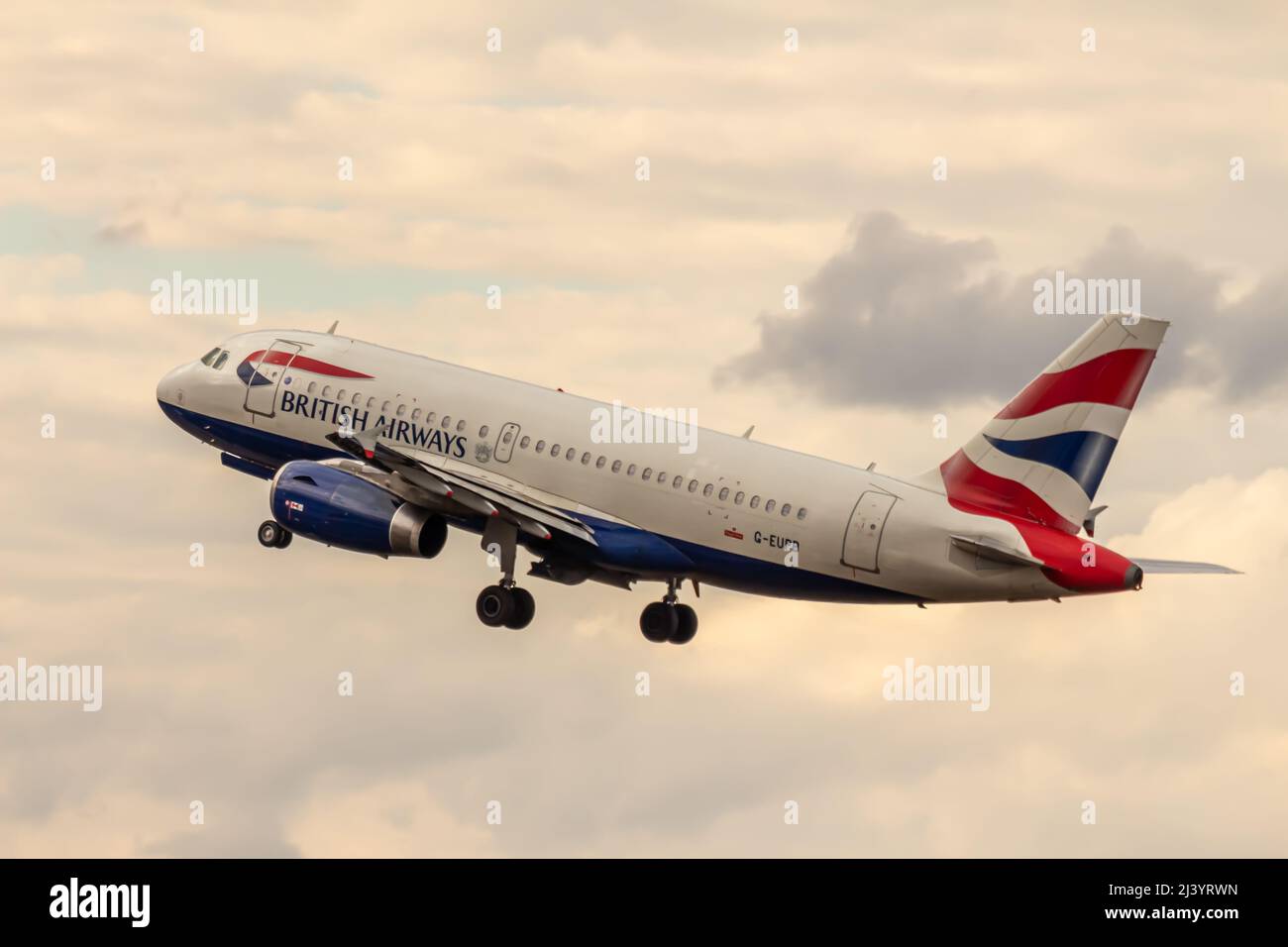 Berlin, Allemagne - 15 septembre 2018 : avion Airbus A319 de British Airways volant dans le ciel, aéroport de Tegel Banque D'Images