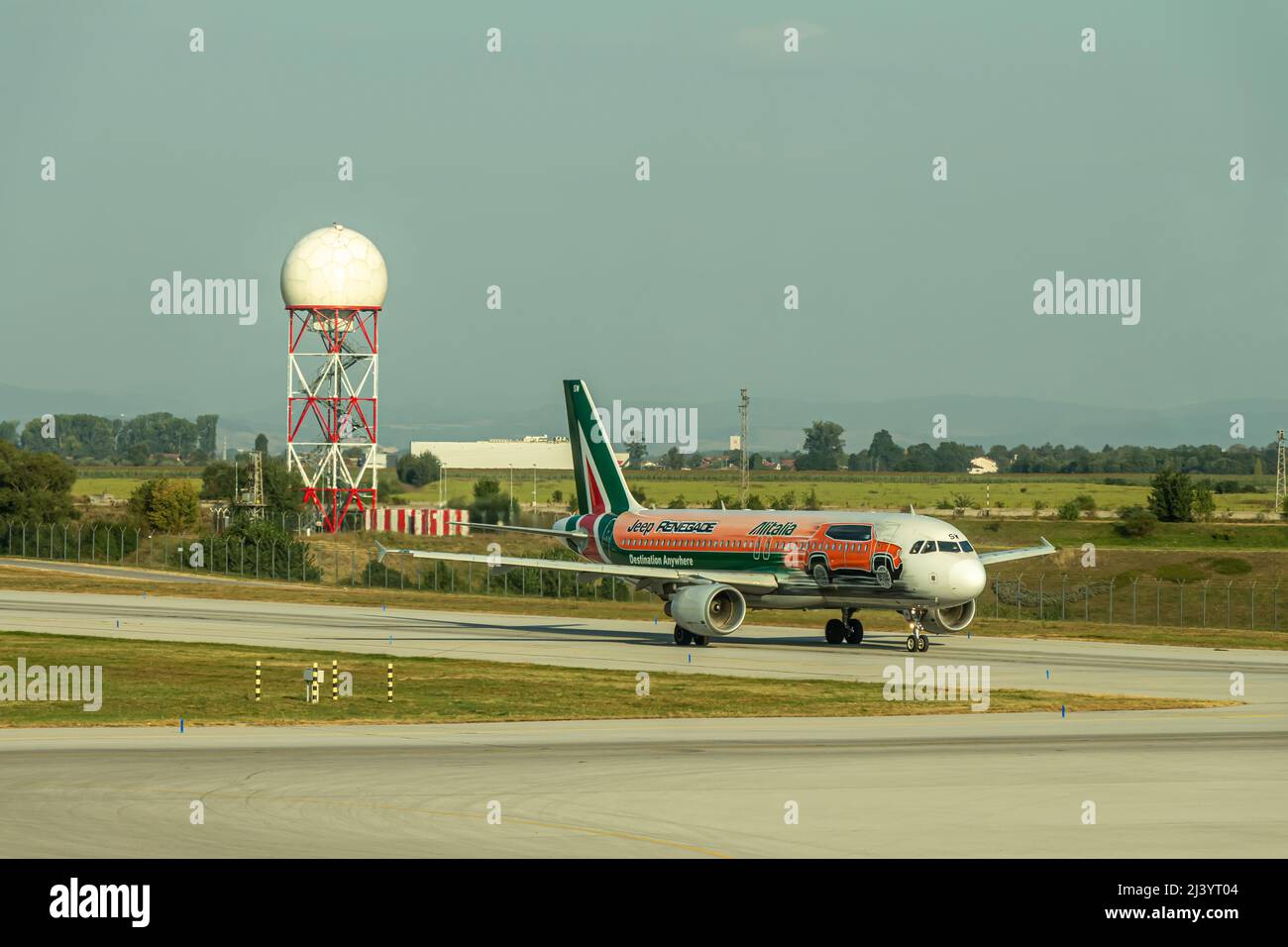 Sofia, Bulgarie - 02 septembre 2018 : transport en taxi d'Airbus A320 Alitalia à l'aéroport de Sofia Banque D'Images