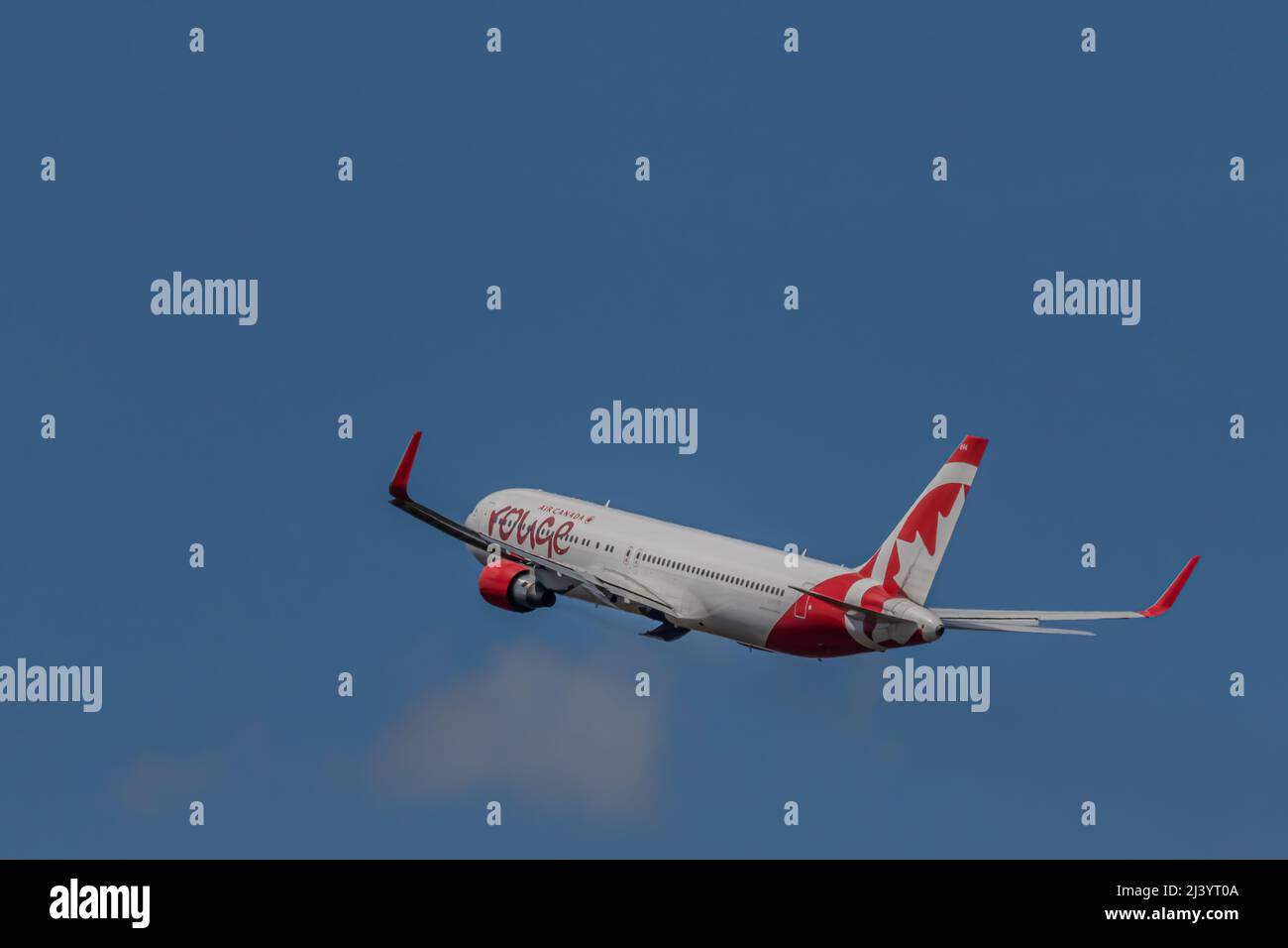Berlin, Allemagne - le 15 juillet 2018 : Boeing 767-33A d'Air Canada Rouge qui vole dans le ciel, à l'aéroport de Tegel Banque D'Images