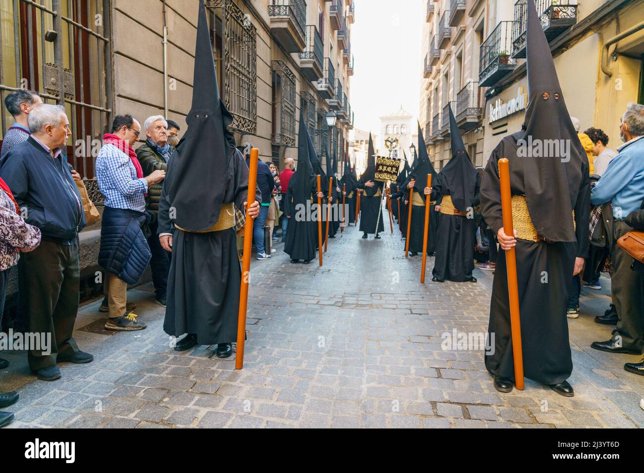 Madrid, Espagne. 10th avril 2022. Plusieurs Nazaréens vus pendant la procession des étudiants (Los Estudiantes) à travers les rues du centre de Madrid. Après deux ans interrompus par la pandémie, la semaine sainte retourne dans les rues d'Espagne avec ses processions et ses fêtes traditionnelles. Les processions traditionnelles ont lieu le dimanche des palmiers, une date pour commémorer l'entrée de Jésus de Nazareth dans Jérusalem crédit: SOPA Images Limited/Alamy Live News Banque D'Images