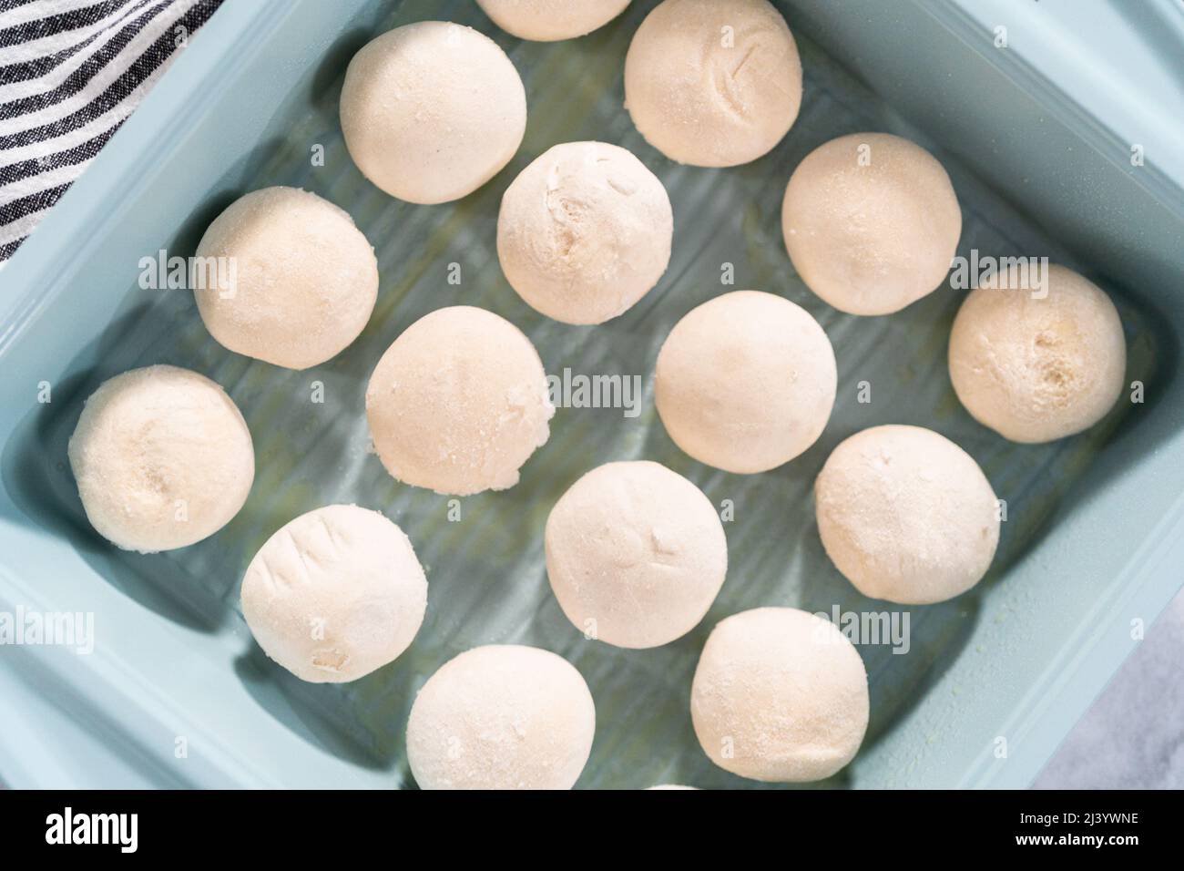 Cuisson des petits pains de la pâte congelée préfaite dans le moule à  pâtisserie Photo Stock - Alamy