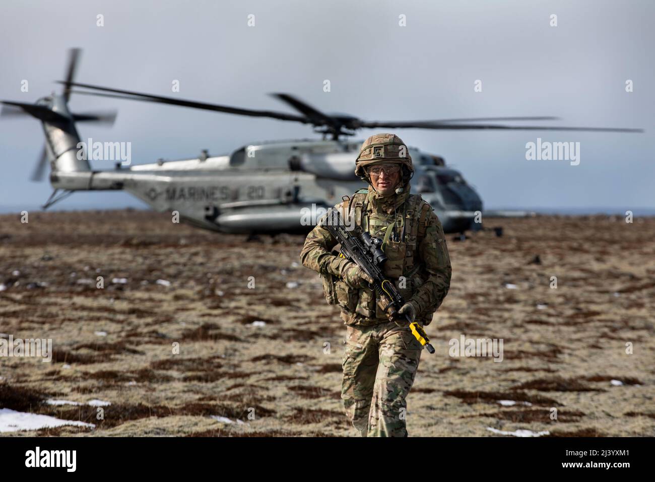 Un commando royal de la Marine affecté à M Company, 42 le commando Royal Marines participe à un exercice de récupération tactique d'aéronefs et de personnel durant le Northern Viking 2022 sur la base aérienne de Keflavik, en Islande, le 8 avril 2022. Northern Viking 22 renforce l'interopérabilité et l'état de préparation de la force entre les États-Unis, l'Islande et les nations alliées, permettant le commandement et le contrôle multidomaines des forces conjointes et de coalition dans la défense des lignes de communication de l'Islande et de la mer dans le fossé du Groenland, de l'Islande et du Royaume-Uni (GIUK). (É.-U. Photo du corps marin par Cpl. Yvonna Guyette) Banque D'Images