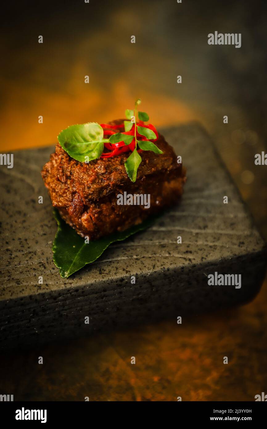 Plat padangnese de bœuf Rendang dans un style de haute cuisine Banque D'Images