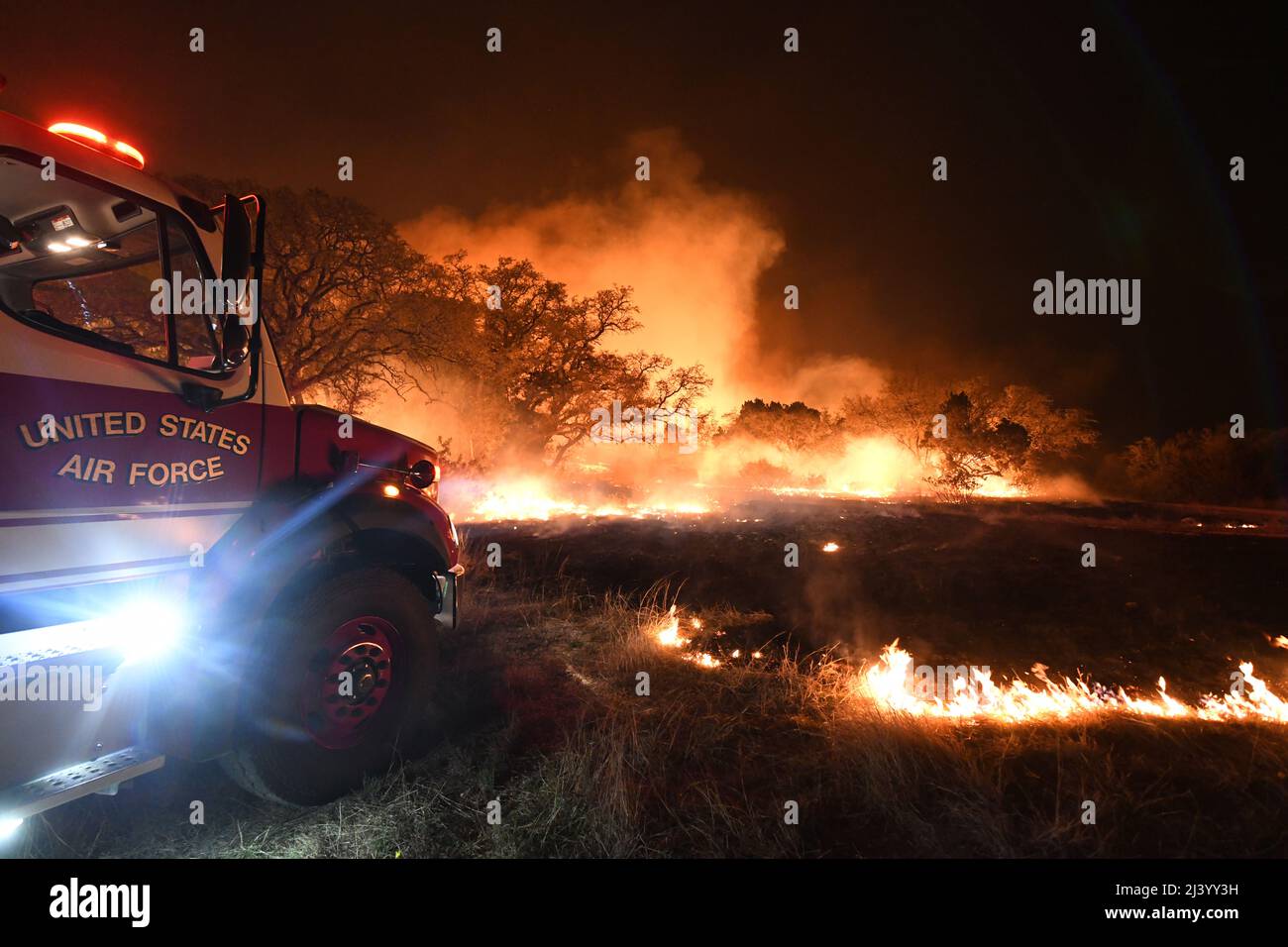 Un camion d'incendie de la US Air Force réagit à un grand feu de forêt le 9 avril 2022 à la base commune de San Antonio - zone de démolition de Camp Bullis. JBSA-Camp Bullis comprend plus de 27 000 hectares de champs de tir, de zones d’entraînement et de terres sauvages du côté nord de San Antonio et est un lieu d’entraînement crucial pour les membres de la base conjointe de San Antonio. (É.-U. Photo de la Force aérienne par Brian Boisvert) Banque D'Images