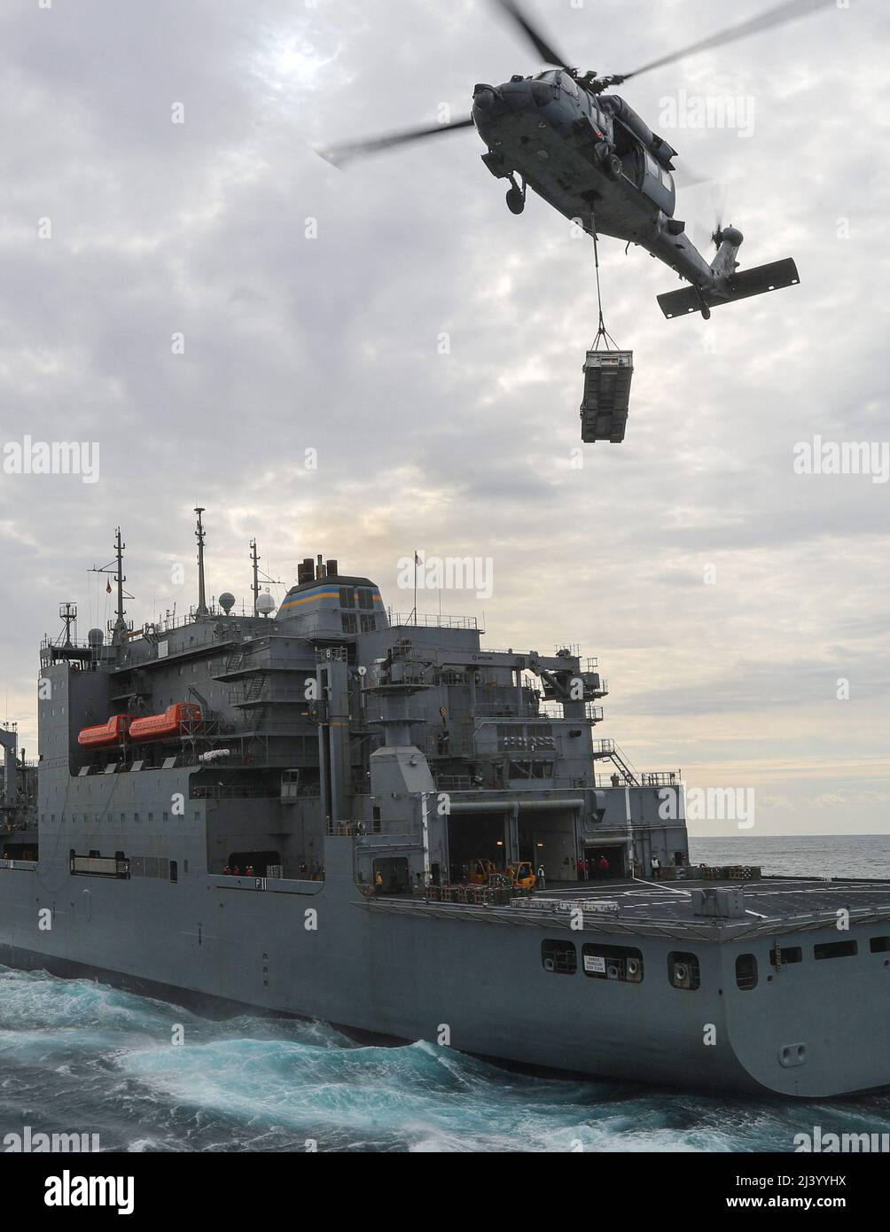 Un MH-60s Nighthawk, attaché aux « Tridents » de l'escadron de combat en mer (HSC) 9, transporte des munitions à l'USS Gerald R. Ford (CVN 78) lors d'un chargement de munitions avec l'USNS William McLean (T-AKE 12), le 9 avril 2022. Ford est en cours dans l'océan Atlantique en menant des qualifications de transporteur et en intégrant des groupes de grève avant le déploiement opérationnel. (É.-U. Photo de la marine par le spécialiste des communications de masse 2nd classe Riley McDowell) Banque D'Images