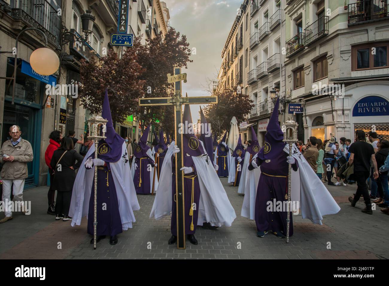 La semaine Sainte arrive à Madrid. Afin de faciliter les actes qui auront lieu pendant ces jours dans les paroisses les plus emblématiques de la capitale Banque D'Images