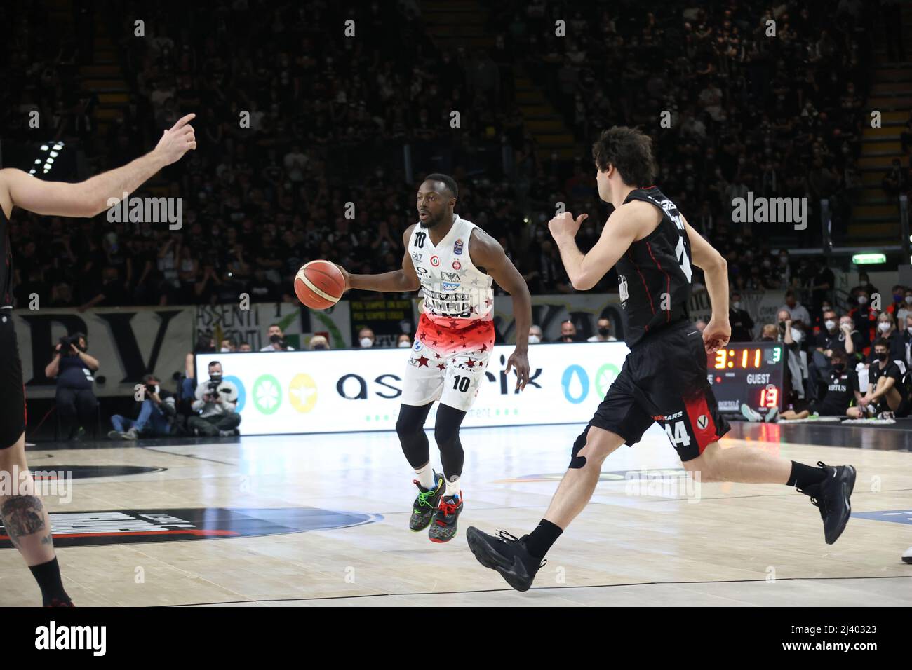 Jerian Grant (Armani Exchange Milano) pendant la série A1 italien LBA championnat de basket-ball match Segafredo Virtus vs Bologna. AIX Armani Exchange Olimpia Milano au Segafredo Arena - Bologne, 10 avril 2022 - photo: Michele Nucci Banque D'Images