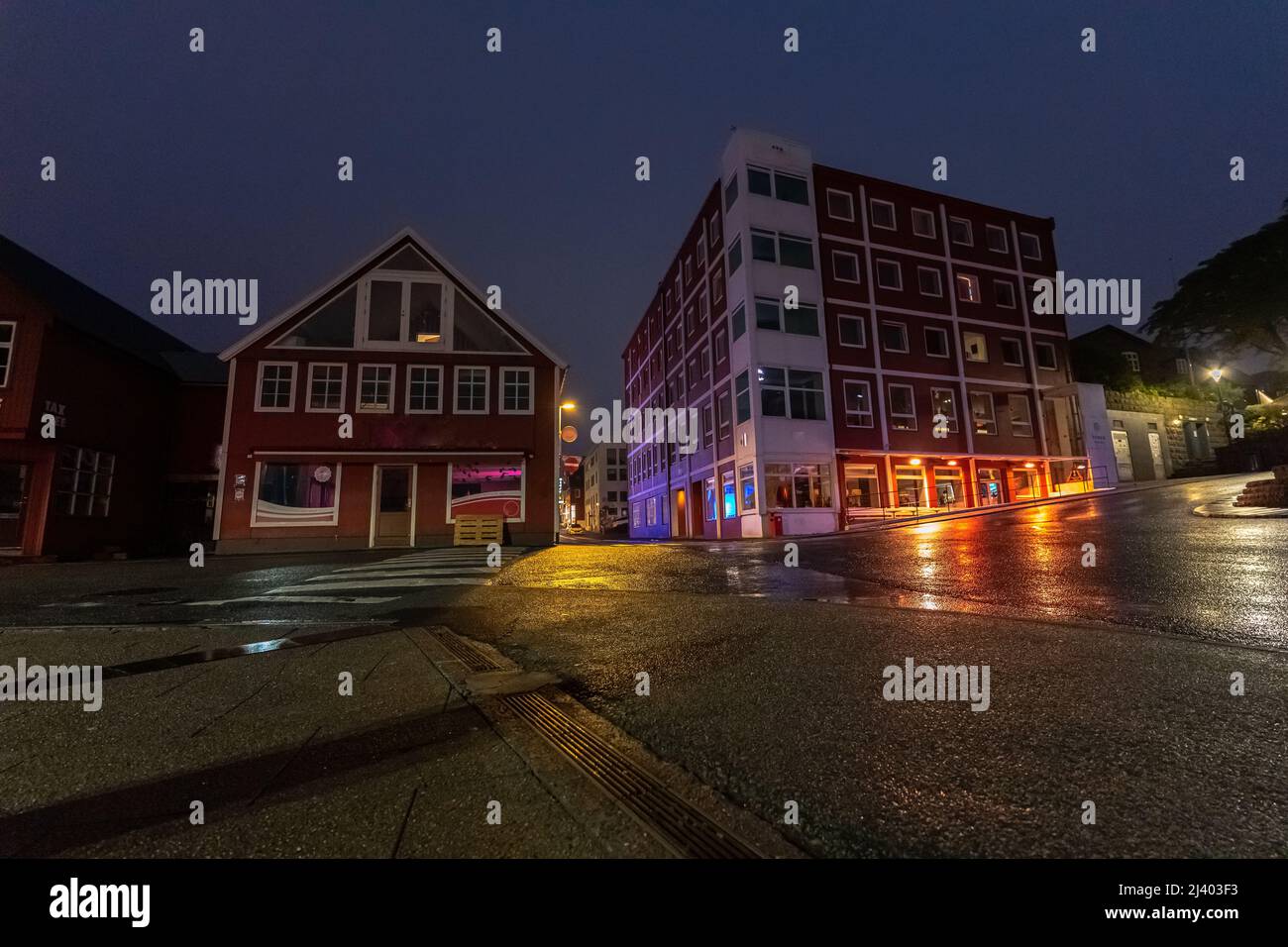 Vue sur la belle ville de Torshavan dans les îles Féroé et maisons colorées, et restaurants avec des couleurs vives et de l'herbe sur les toits à proximité Banque D'Images