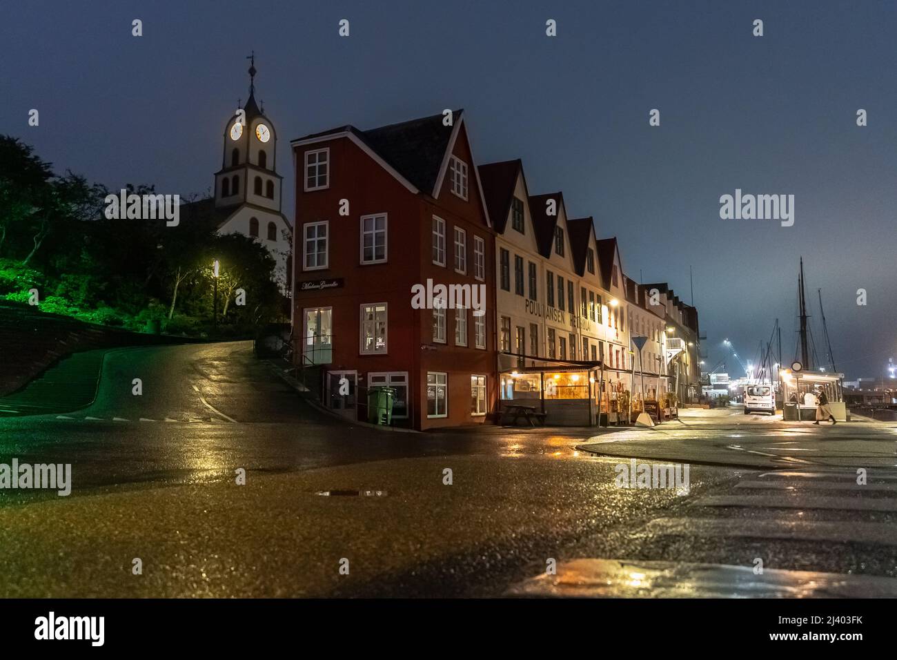 Vue sur la belle ville de Torshavan dans les îles Féroé et maisons colorées, et restaurants avec des couleurs vives et de l'herbe sur les toits à proximité Banque D'Images