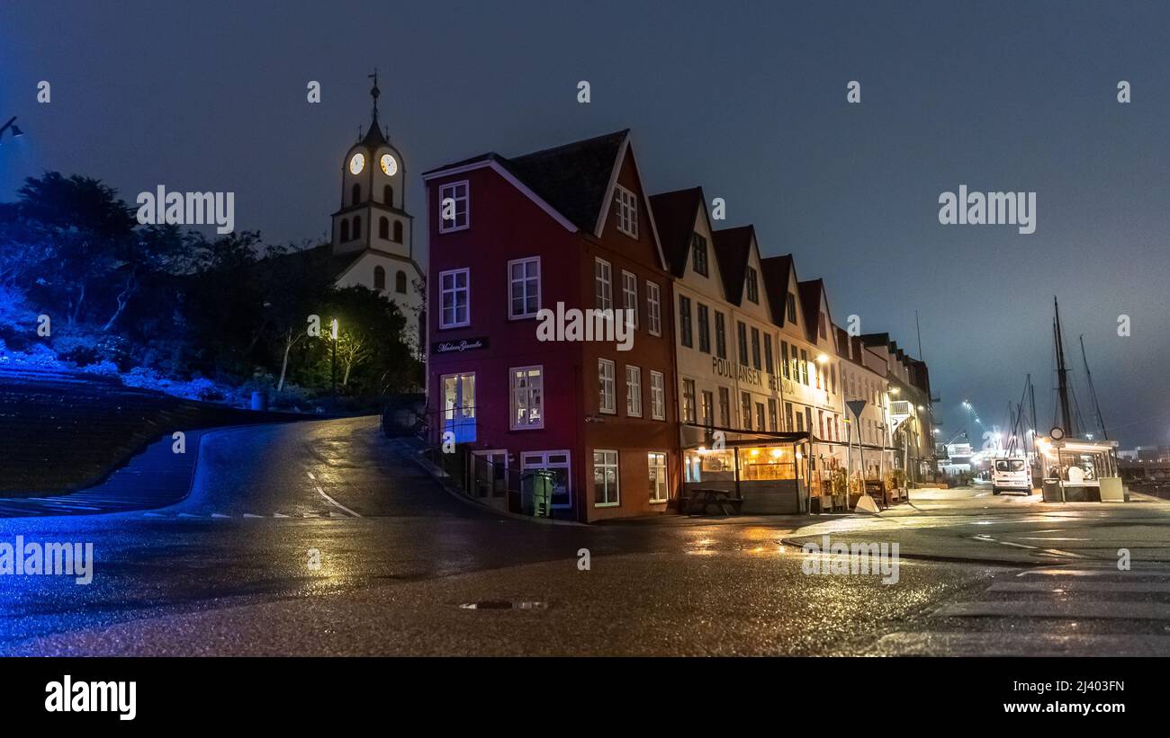 Vue sur la belle ville de Torshavan dans les îles Féroé et maisons colorées, et restaurants avec des couleurs vives et de l'herbe sur les toits à proximité Banque D'Images