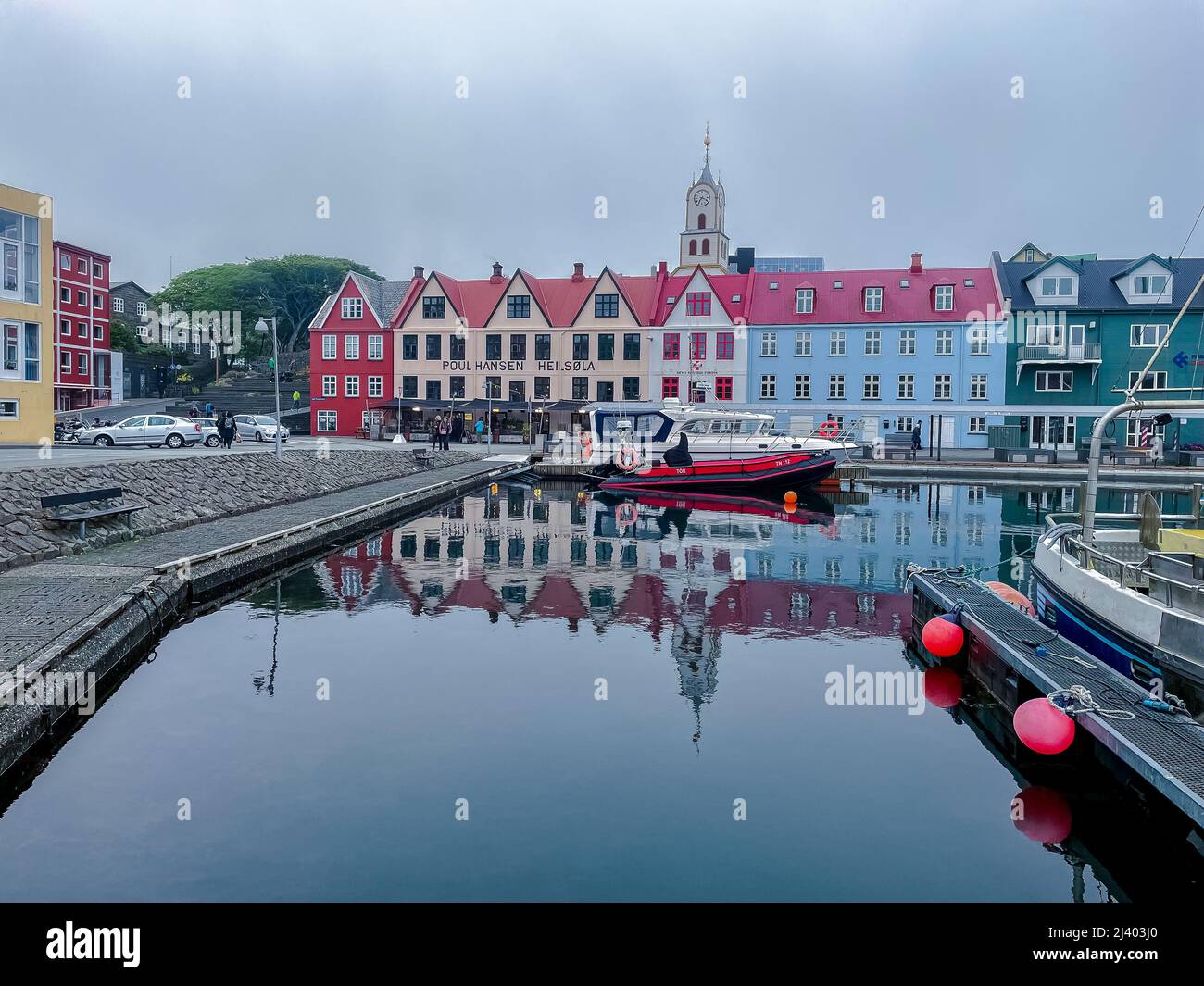 Vue sur la belle ville de Torshavan dans les îles Féroé et maisons colorées, et restaurants avec des couleurs vives et de l'herbe sur les toits à proximité Banque D'Images