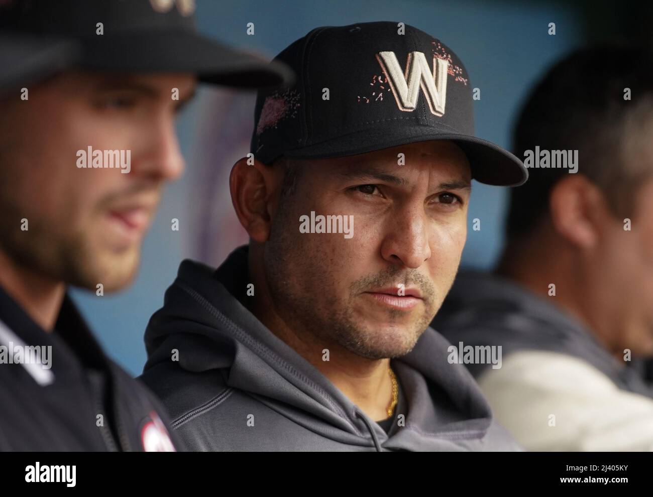 Washington, États-Unis. 10th avril 2022. WASHINGTON, DC - AVRIL 10 : Dave Martinez, directeur national de Washington (4) dans le dugout avant un match de MLB entre les nationaux de Washington et les mets de New York, le 10 avril 2022, à Nationals Park, à Washington, CC. (Photo de Tony Quinn/SipaUSA) crédit: SIPA USA/Alay Live News Banque D'Images