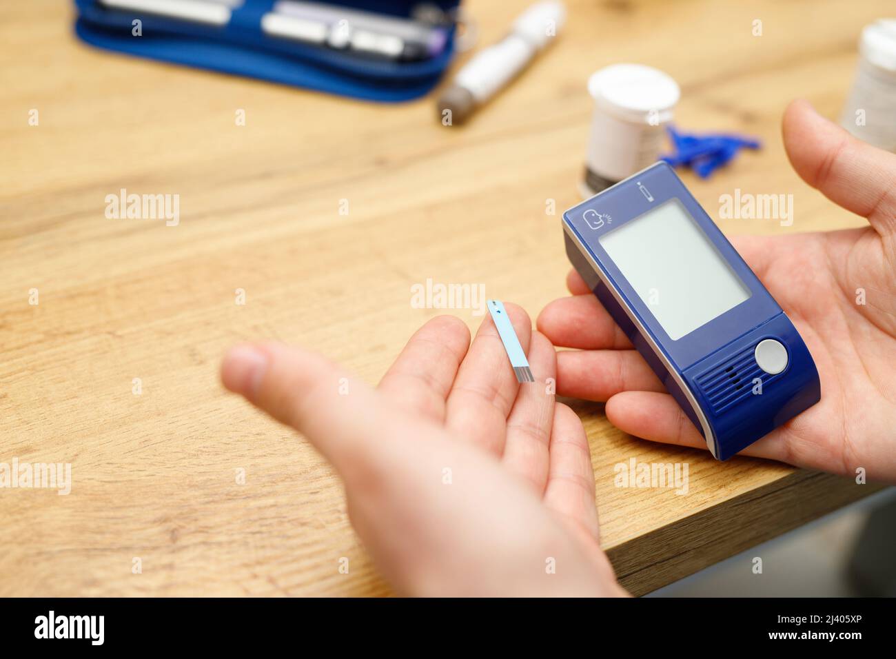 Homme se préparant à vérifier le taux de sucre dans le sang avec glucometer par lui-même, traitement du concept de diabète. Banque D'Images