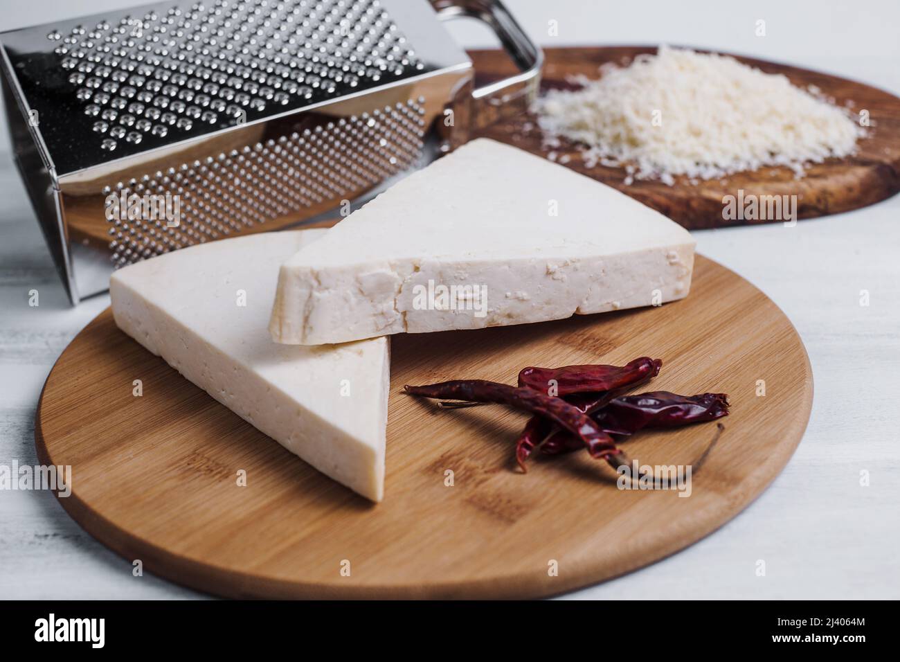 Fromage blanc mexicain Cotija avec des ingrédients frais au Mexique en Amérique latine Banque D'Images