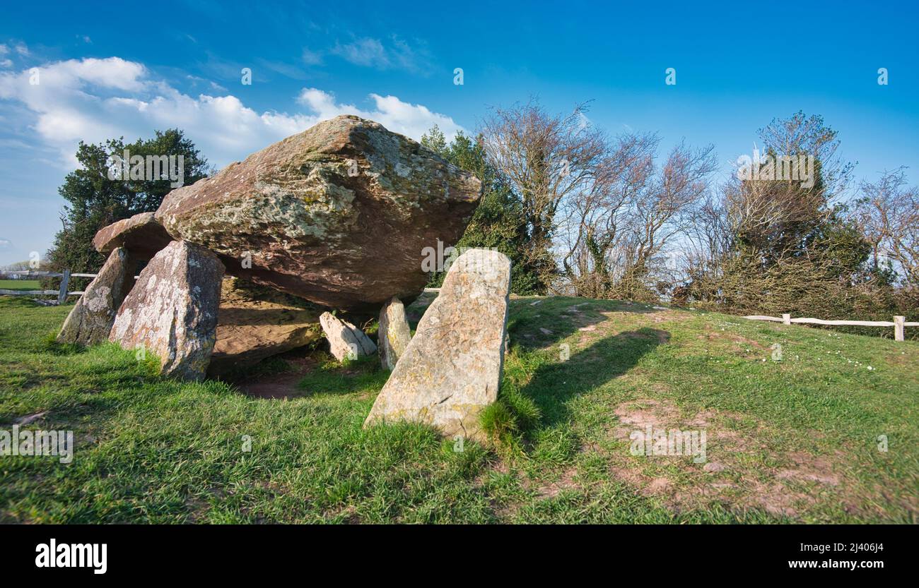 Pierre d'Arthur, sur l'herbe contre le ciel bleu, Néolithique sans terre tombeau chamberé, Herefordshire, Angleterre, Royaume-Uni. Banque D'Images