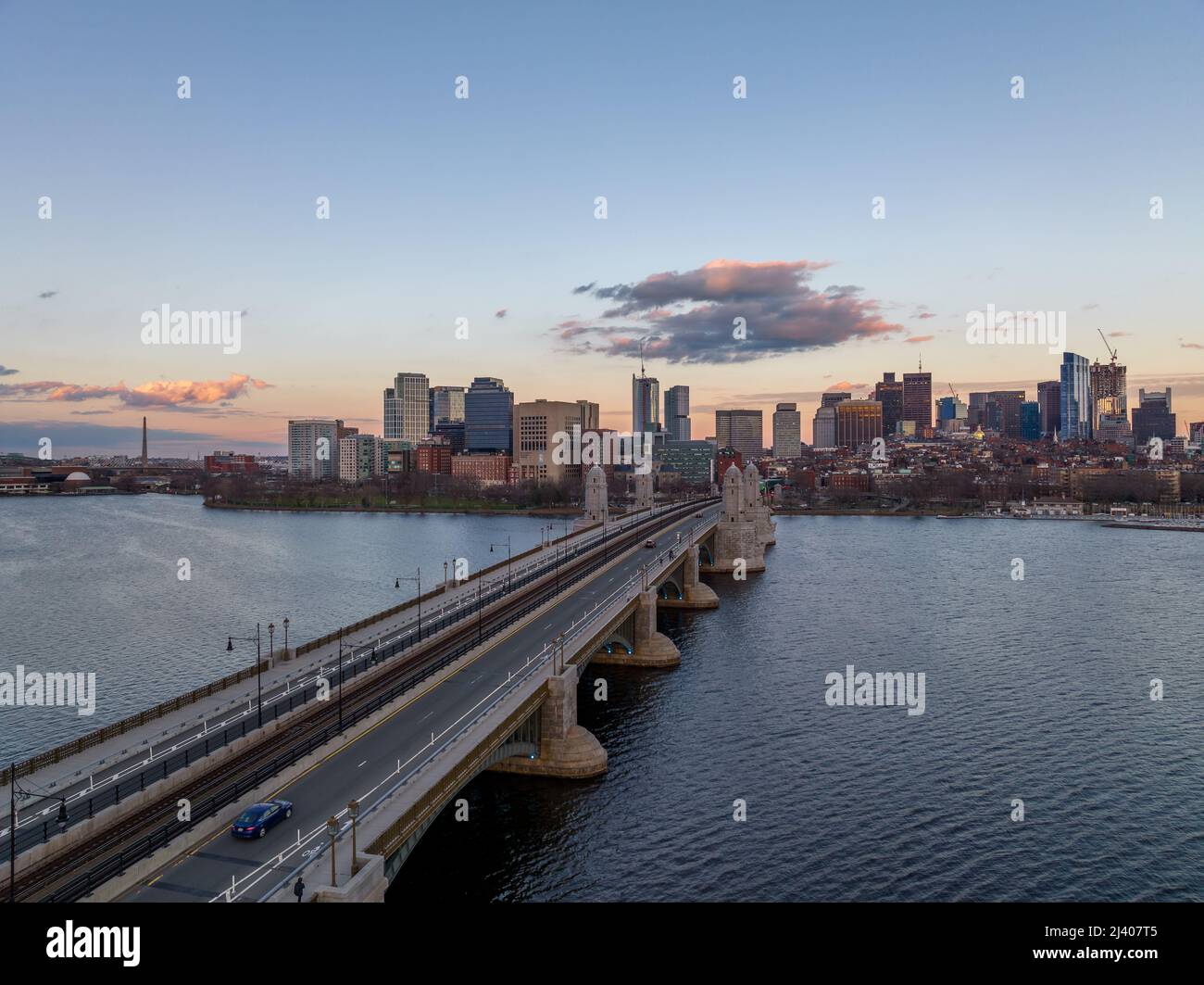 Coucher de soleil sur le centre-ville de Boston avec gratte-ciel et vue sur le pont Longfellow au-dessus de la rivière Charles Banque D'Images