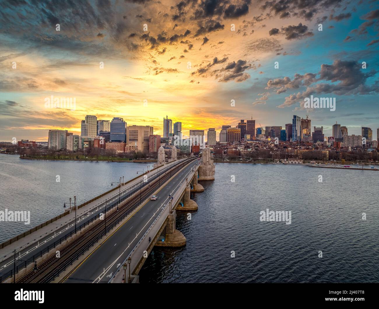 Coucher de soleil sur le centre-ville de Boston avec gratte-ciel et vue sur le pont Longfellow au-dessus de la rivière Charles Banque D'Images