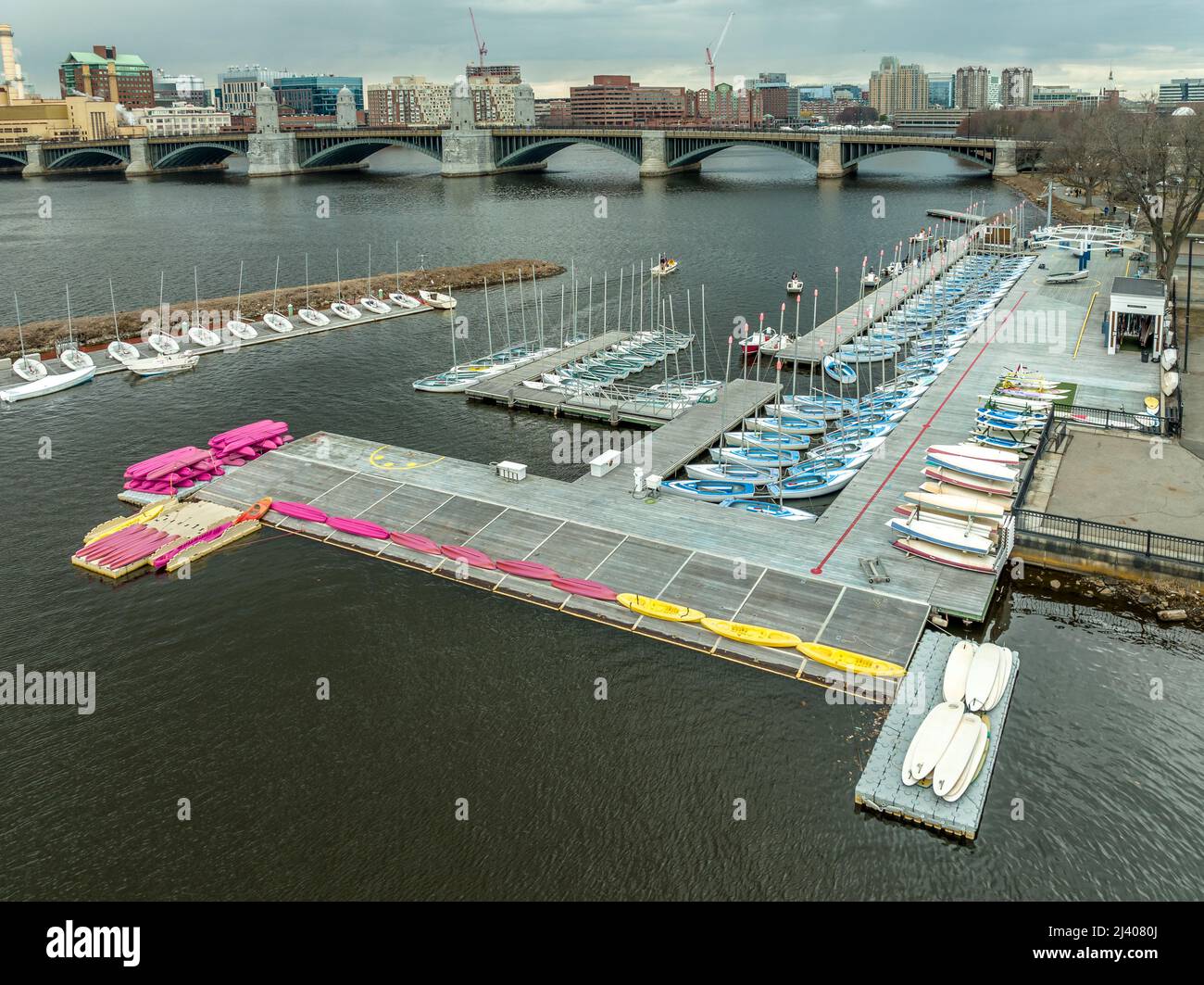 Des rangées de voiliers bleus et blancs amarrés près de la rivière Charles dans la vue aérienne de Boston Banque D'Images