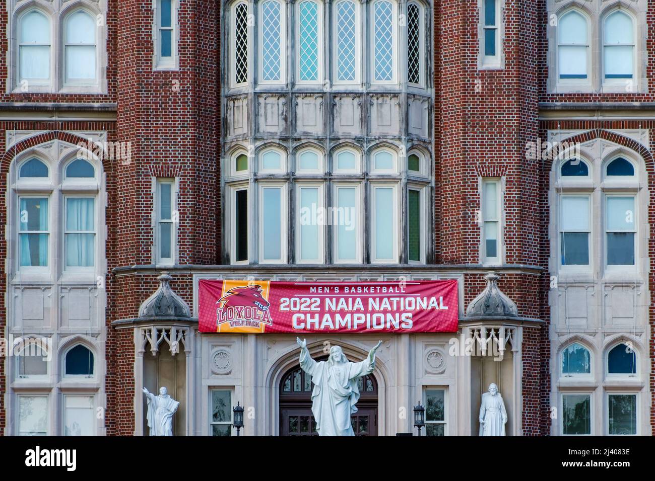 NEW ORLEANS, LA, États-Unis - 6 AVRIL 2022 : la bannière « 2022 NAIA Men's Basketball National Champions » est suspendue dans le bâtiment administratif de l'université Loyola Banque D'Images