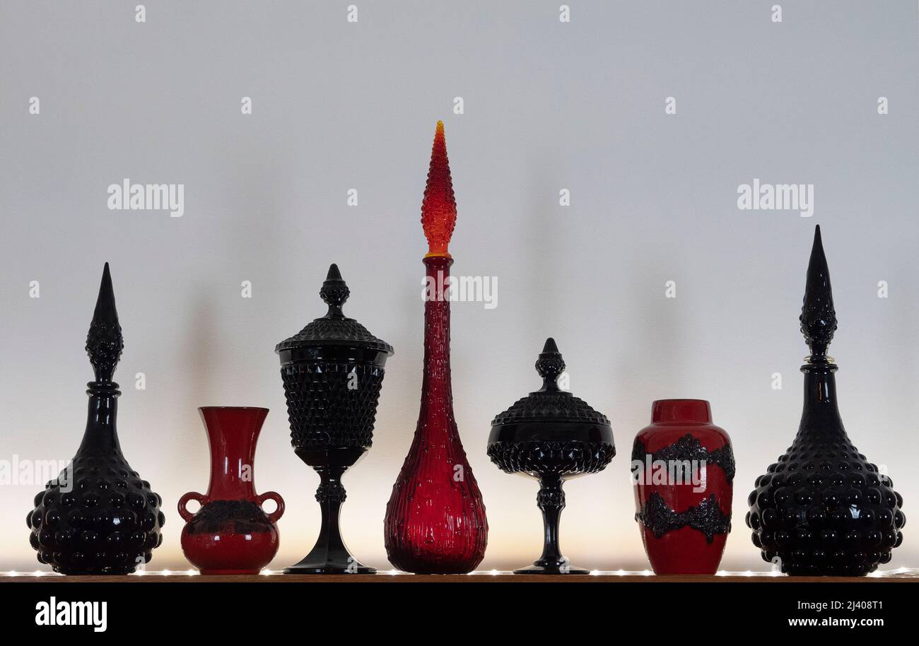 Decanters modernes, West German Fat Lava, Empoli Genie Bottle & Diamond point Apothecary Jars Banque D'Images