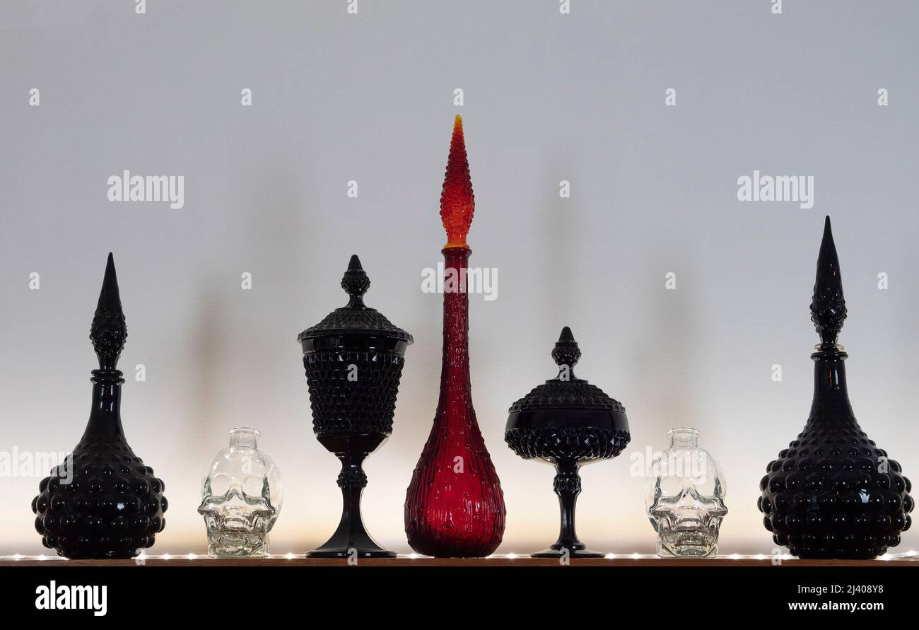 S&P Déchantres noirs, crânes de cristal, Diamond point Tiara Cameo et bouteille Red Empoli Genie Banque D'Images