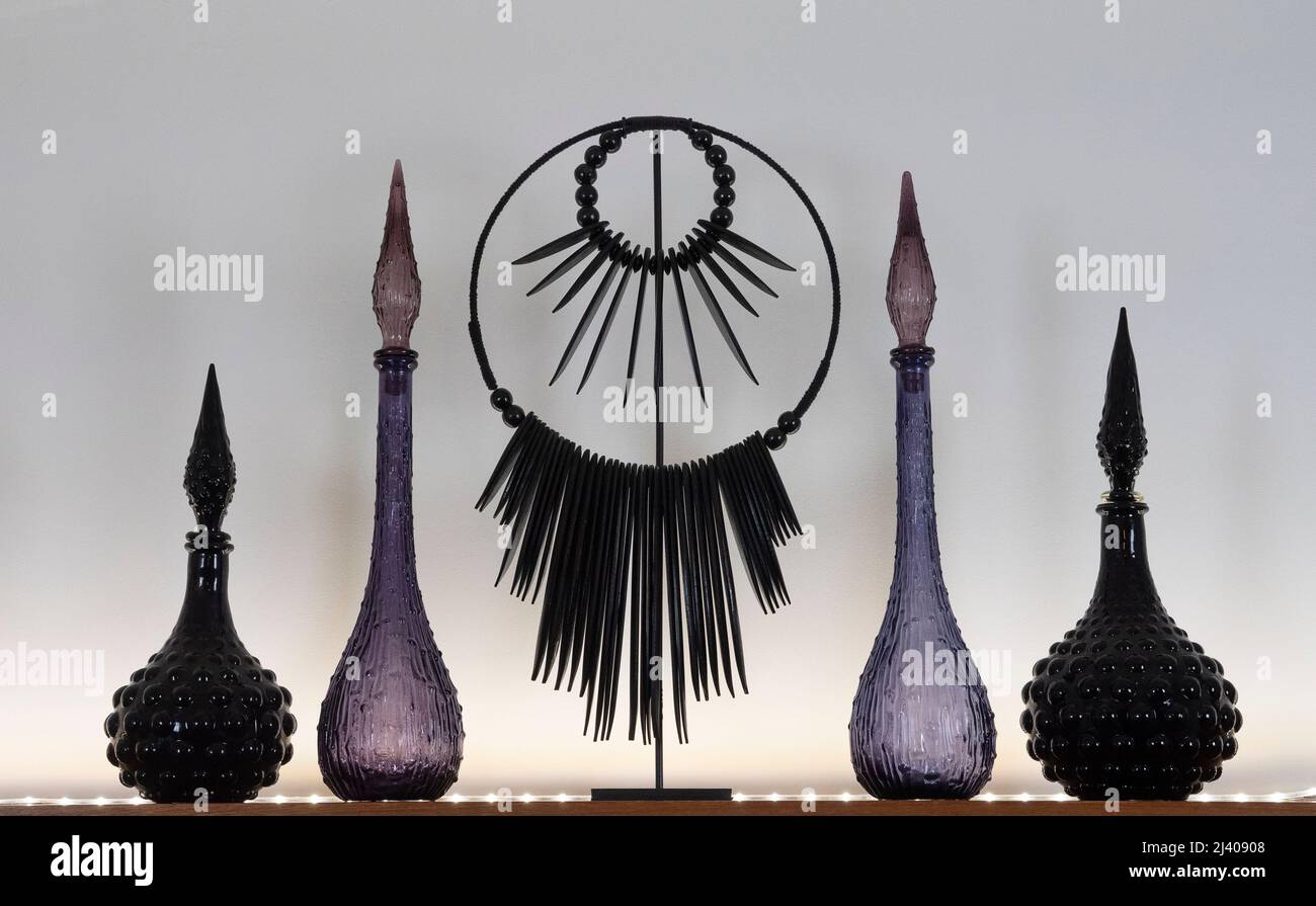 Verre d'art violet et noir, bouteilles Empoli Genie et décanteurs modernes S&P. Banque D'Images