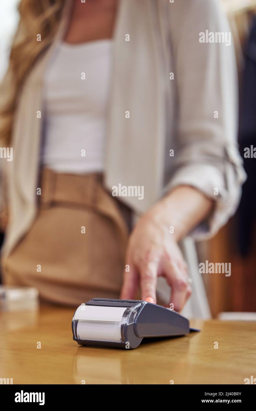 Dépenser de l'argent durement gagné. Photo d'une femme utilisant sa carte bancaire pour payer un achat dans un magasin. Banque D'Images