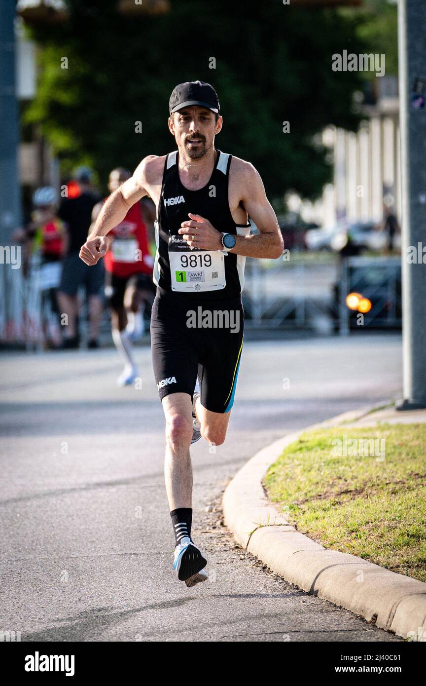 Austin, Texas, États-Unis. 10 avril 2022. David Fuentes est la première personne sur la ligne d'arrivée à 30:34, gagnant le 2022 Cap10K. Plus de 15 000 personnes ont participé au Capitol 10 000, un 10K dirigé par le quotidien local, l'homme d'État américain d'Austin. Les premiers finisseurs du Cap10K ont franchi la ligne en un peu plus de 30 minutes. Credit: Sidney Bruere/Alay Live News Banque D'Images