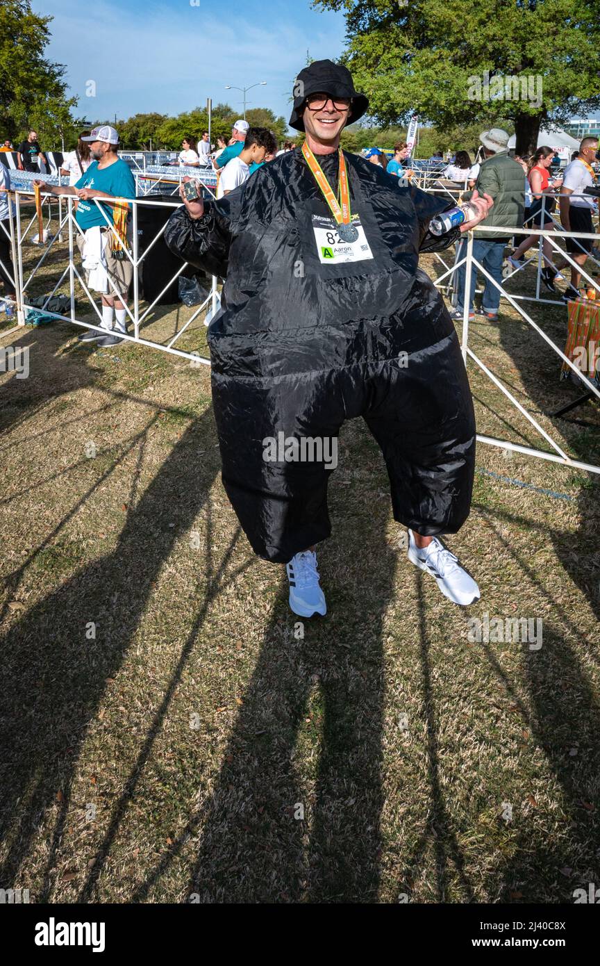 Austin, Texas, États-Unis. 10 avril 2022. Les coureurs déguisent des costumes de fantaisie pour récolter des fonds pour les œuvres de bienfaisance. Plus de 15 000 personnes ont participé au Capitol 10 000, un 10K dirigé par le quotidien local, l'homme d'État américain d'Austin. Les premiers finisseurs du Cap10K ont franchi la ligne en un peu plus de 30 minutes. Credit: Sidney Bruere/Alay Live News Banque D'Images